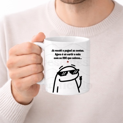 Caneca branca com texto em português e desenho de personagem com óculos pretos