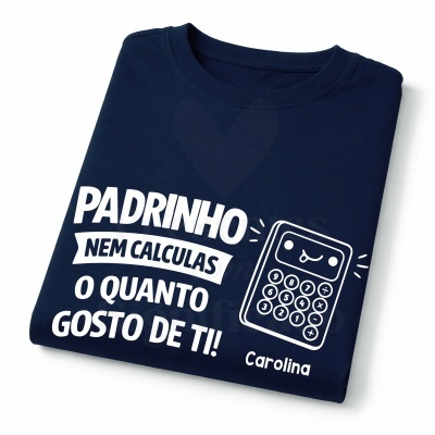 T-shirt azul escura com texto e ilustração de calculadora branca.