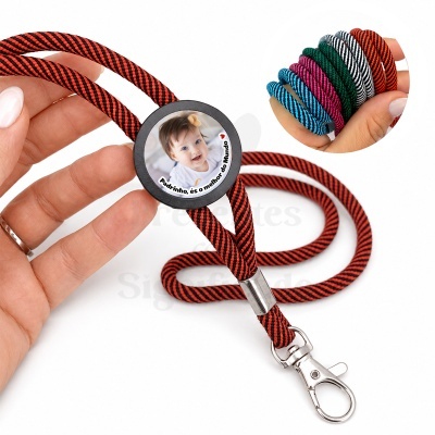 Cordão personalizado vermelho com foto e texto para porta-chave
