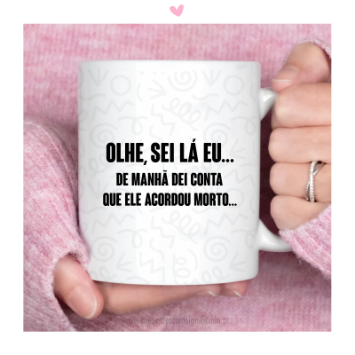 Caneca branca com frase em português e mãos com manga rosa segurando.