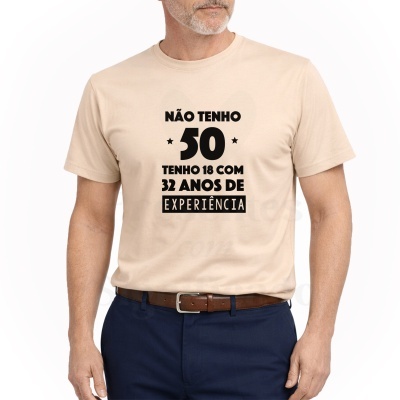 Camisola bege com texto preto e homem usando calças azul-escuras