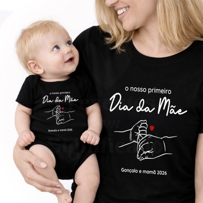 Body de bebé e t-shirt de adulto pretos com texto branco e desenho de mãos com coração vermelho para o Dia da Mãe