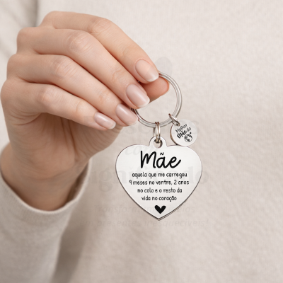 Chaveiro metálico com pendente em coração e pendente redondo com mensagens para mãe