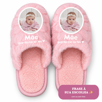 Chinelos rosa felpudos com foto de bebé e texto para mãe