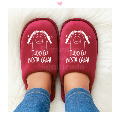 Chinelos vermelhos com texto TUDO EU NESTA CASA!
