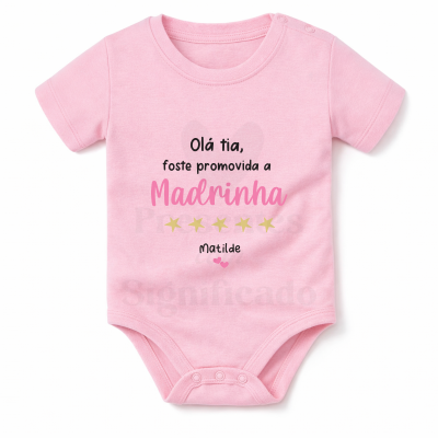 Body de bebé rosa com texto e estrelas douradas