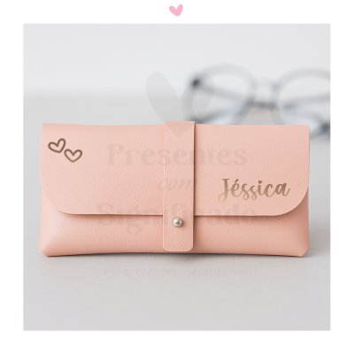 Estojo de óculos rosa claro com nome Jéssica e dois corações