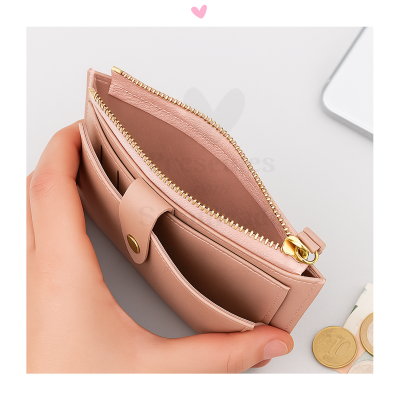 Carteira rosa clara em pele sintética com fecho dourado e compartimentos para cartões
