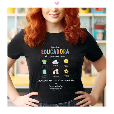 T-shirt preta com texto colorido em português dedicado a uma educadora