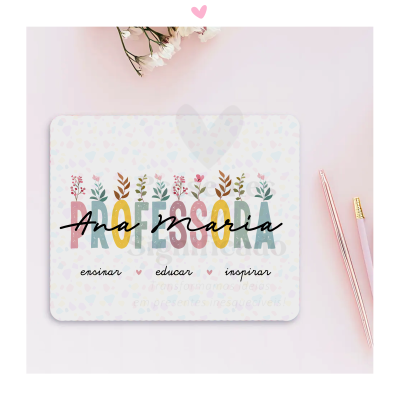 Tapete de rato branco com corações coloridos e texto Ana F. Sousa, canetas rosa e dourada, ramo de flores