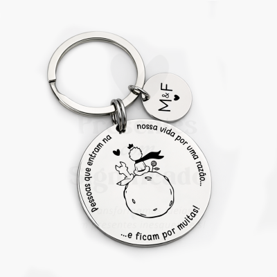 Porta-chaves em metal com ilustração do Pequeno Príncipe e texto em português.