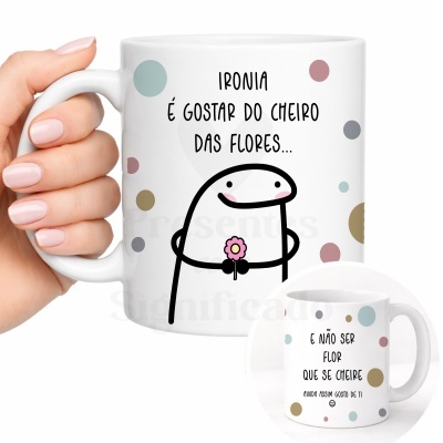 Caneca branca decorada com personagem, texto em português e bolinhas coloridas
