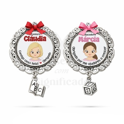 Dois porta-chaves com moldura prateada, laços vermelhos e rosa, gráfico ABC e desenho de menina com texto em português