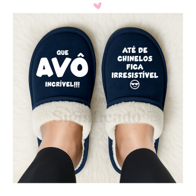 Chinelos azuis escuros forrados a tecido peludo creme com texto branco para avô.