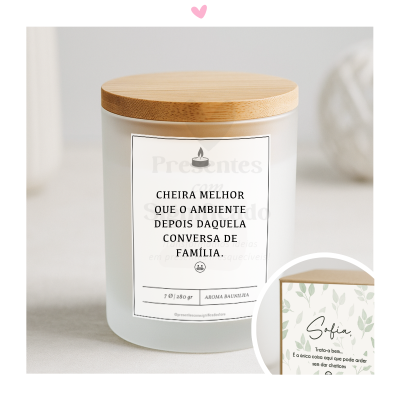 Vela aromática com tampa de madeira e embalagem decorativa com padrão de folhas