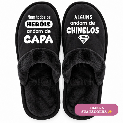 Chinelos pretos com frases e símbolo do Superman