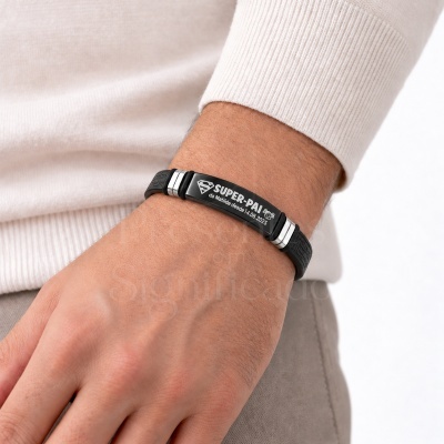 Pulseira preta em silicone e metal com gravação SUPER-PAI da Matilde desde 14.08.2025 no pulso