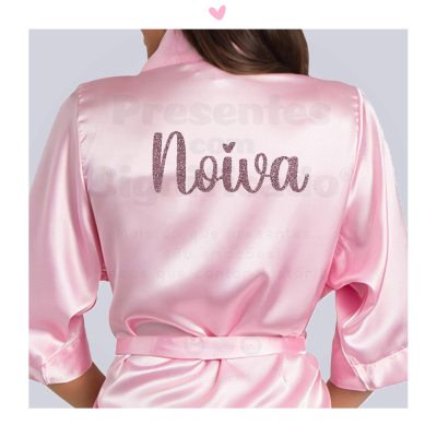 Robe de cetim rosa claro com a palavra 'Noiva' em glitter nas costas
