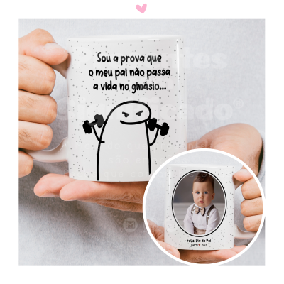 Caneca branca com texto e ilustração de ginásio e foto de bebé no verso