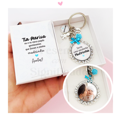 Chaveiro com foto e cartão dentro de caixa branca