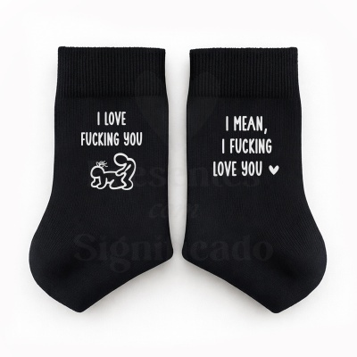 Par de meias pretas com texto e ilustração em branco sobre fundo branco