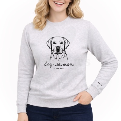 Sweatshirt cinza claro com ilustração de cão e texto dog mom e BALU