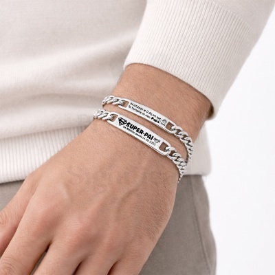 Duas pulseiras de corrente prateada com placas gravadas usadas no pulso