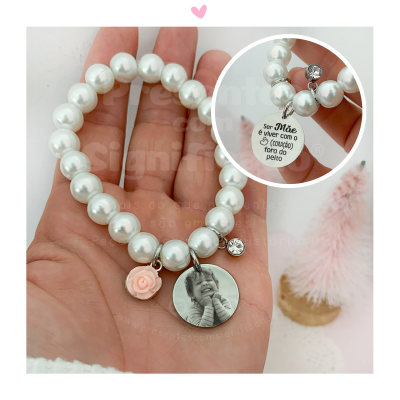 Pulseira de pérolas brancas com pendurais decorativos e texto gravado