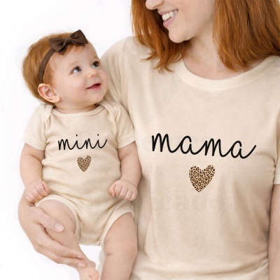 Mãe e bebé com roupas creme com texto mini e mama e corações de padrão leopardo