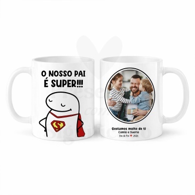 Caneca branca de cerâmica com texto e desenho de super-herói de um lado e foto de pai com filhos do outro.