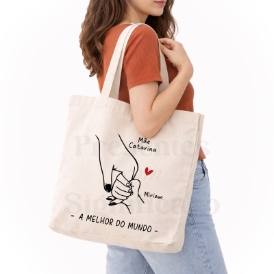 Mala tote em tecido cru com ilustração de mãos dadas e texto em português
