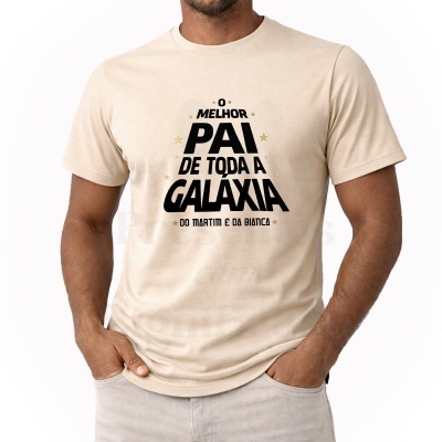 T-shirt bege com texto preto e dourado para pai, usada por homem com mãos nos bolsos