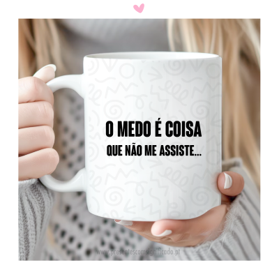 Caneca branca com texto inspirador em preto e padrão cinza claro, segurada por mãos femininas