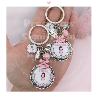 Dois porta-chaves prateados com medalhões de nomes Andrea e Carla, laços e pendentes cor-de-rosa