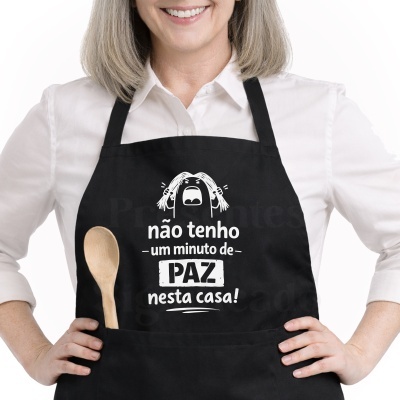 Avental preto com texto e ilustração brancos usado por pessoa com camisa branca