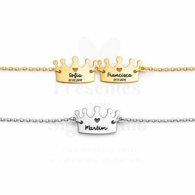 Colares com pendentes em forma de coroa em dourado e prateado com nomes e datas gravadas