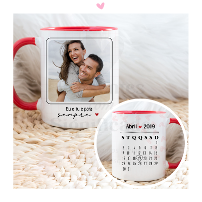 Caneca personalizada com foto de casal e calendário de Abril 2019, em fundo claro e superfície trançada.