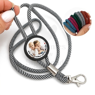 Cordão riscado preto e branco com fecho metálico e botão personalizado com foto e texto em português.