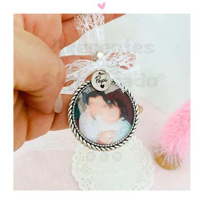 Colar com pendente redondo com foto e laço de renda branca, pendente com texto 'Papi'.