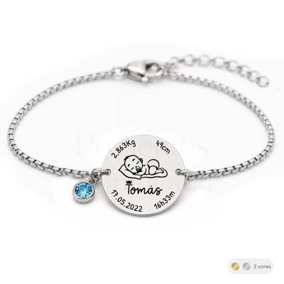 Pulseira prateada com pendente redondo gravado e pedra azul