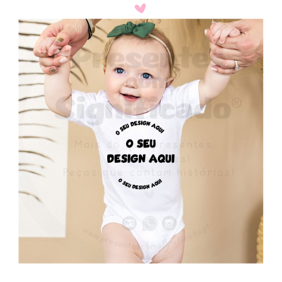 Bebé com body branco e faixa verde no cabelo segurando as mãos de dois adultos