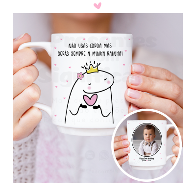 Caneca branca com ilustração de dinossauro com coroa e texto em português