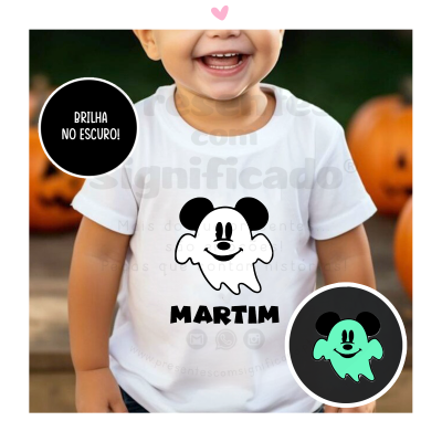 Camiseta branca infantil com desenho de Mickey Mouse fantasma e texto 'MARTIM' a preto com indicação de brilho no escuro