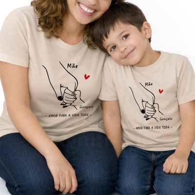 T-shirts creme com ilustração e texto para mãe e filho.