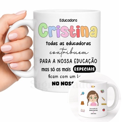 Caneca branca personalizada para educadora com texto colorido e ilustração de menina e objetos escolares