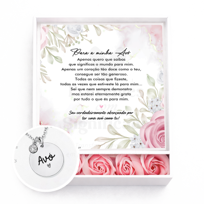 Caixa presente com decoração floral, texto dedicado à avó e colar prateado com pendente redondo