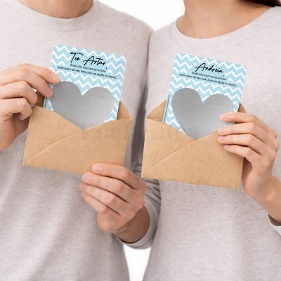 Cartões azuis com padrão zig zag branco e texto em preto dentro de envelopes castanhos, segurados por duas pessoas.