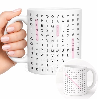 Caneca branca com sopa de letras e palavras destacadas a rosa.