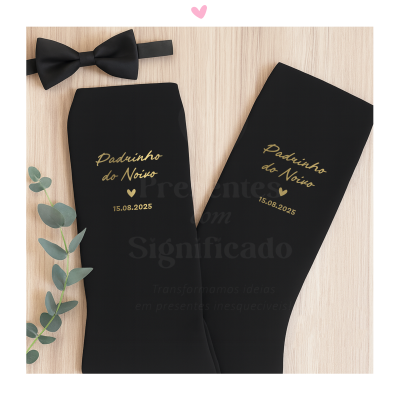 Meias pretas com texto dourado e um laço preto sobre madeira clara