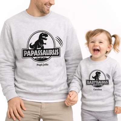 Camisolas cinzentas com desenhos de dinossauros e texto personalizado para pai e filha